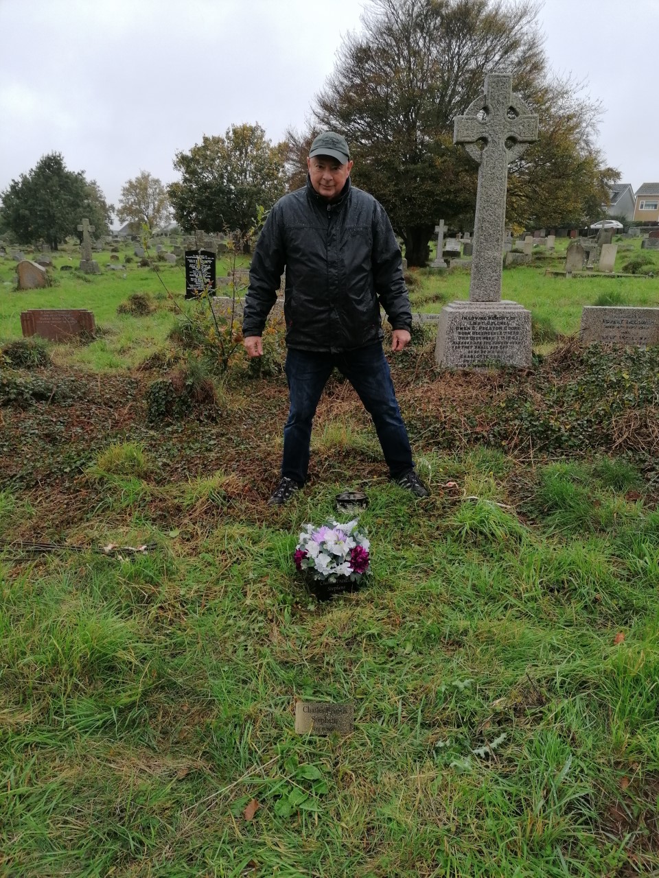 Steve Discombe with new grave markers for Charles Francis Stephens QQ124 2