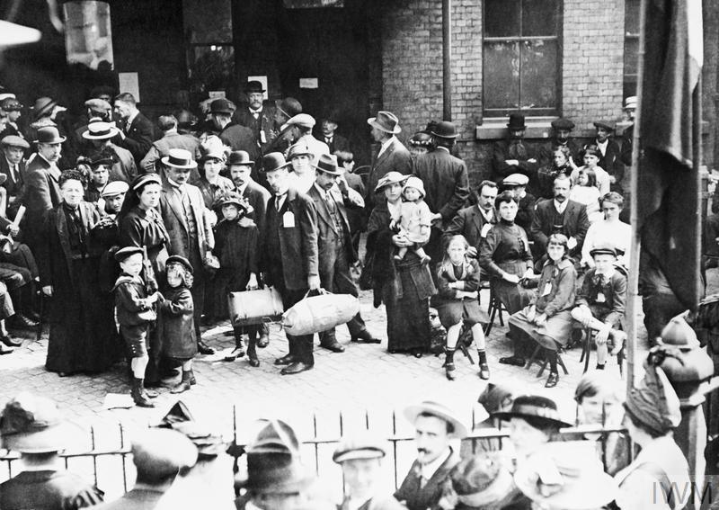 Families of Belgian refugees Victoria Station, London, September 1914. © IWM (Q 53305)
