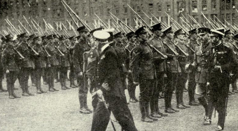"The King inspecting the foreigh service battalion of the old-established Honourable Artillery Company, of which his majesty is Captain-General, before they leave headquarters in London". The War Illustrated 1915-1919. Public Domain